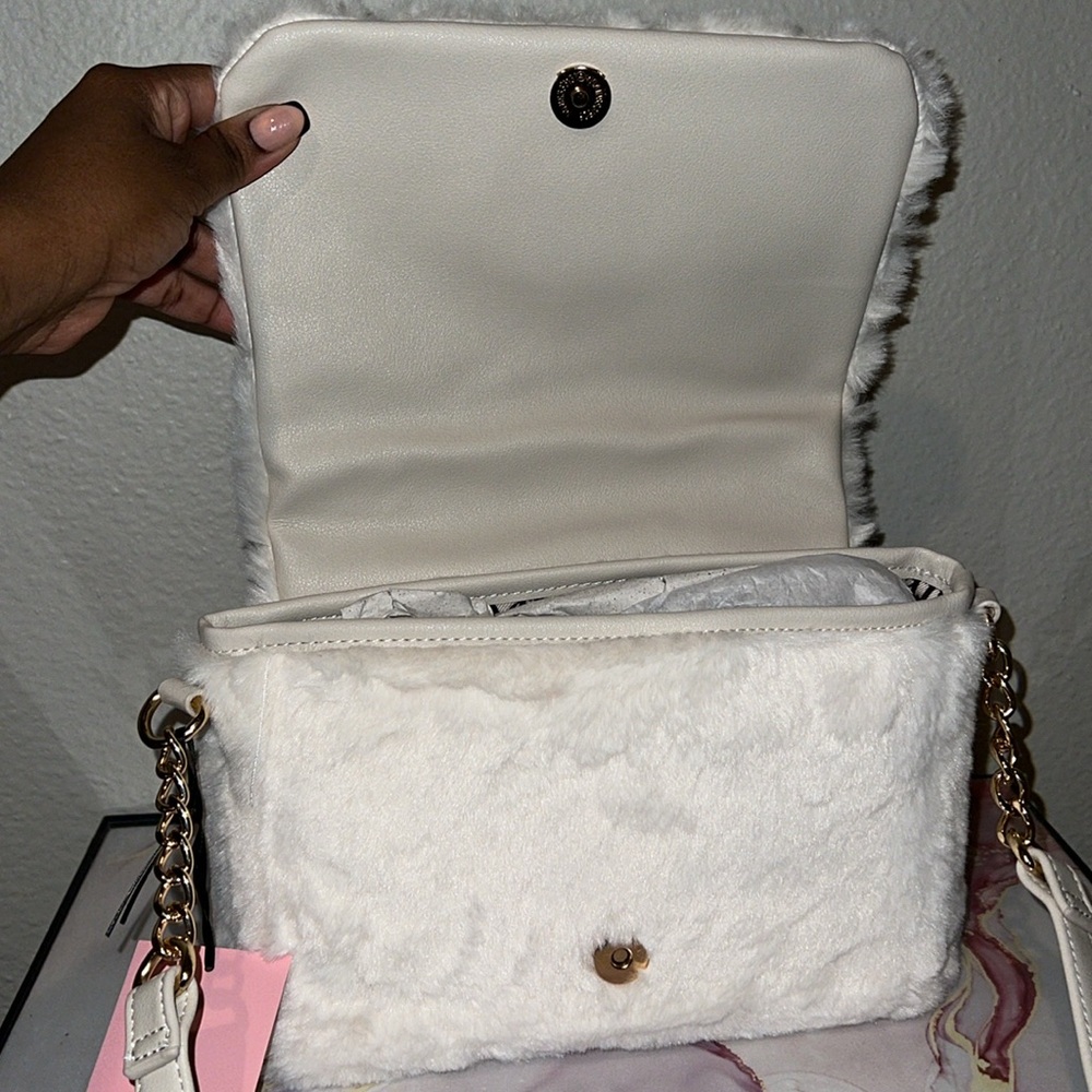 JUICY COUTURE Let’s Get Cozy Crossbody8Hx10Win-Angel Color - Picture 9 of 16